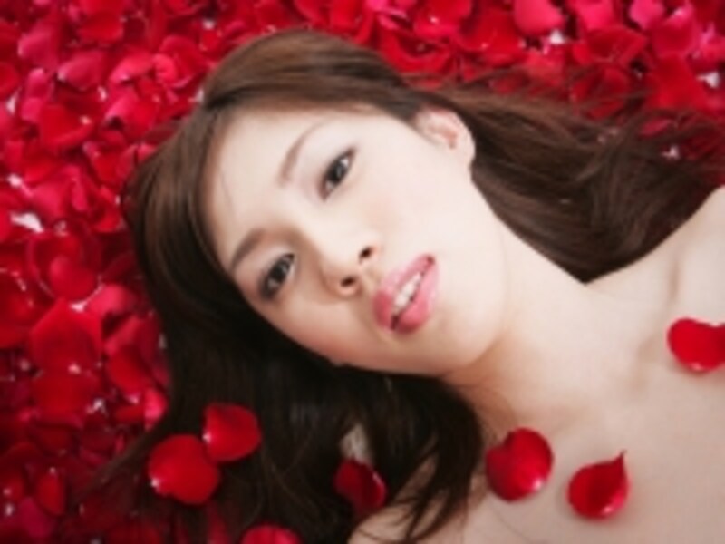 花びらのなかから見つめる女性