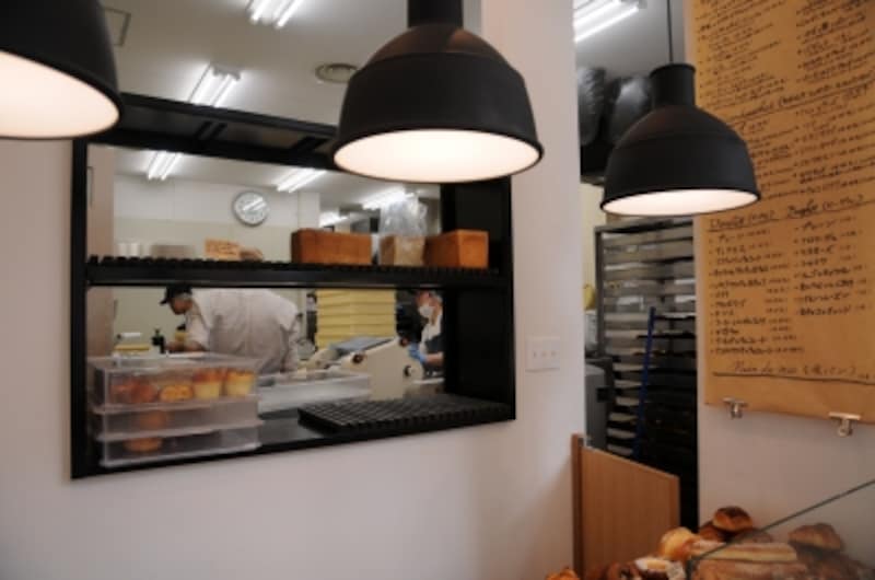 売場から工場で働く人たちが見える