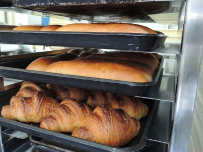 クロワッサンとコッペパンが並ぶ