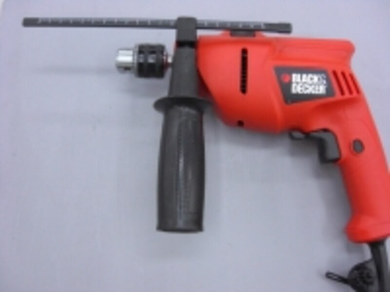 付属のハンドルを持って作業します