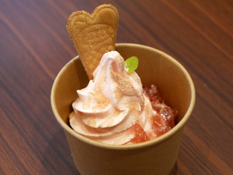 「コピスガーデンカフェ」のローズのソフトクリーム（450円税別）（2018年5月11日撮影）