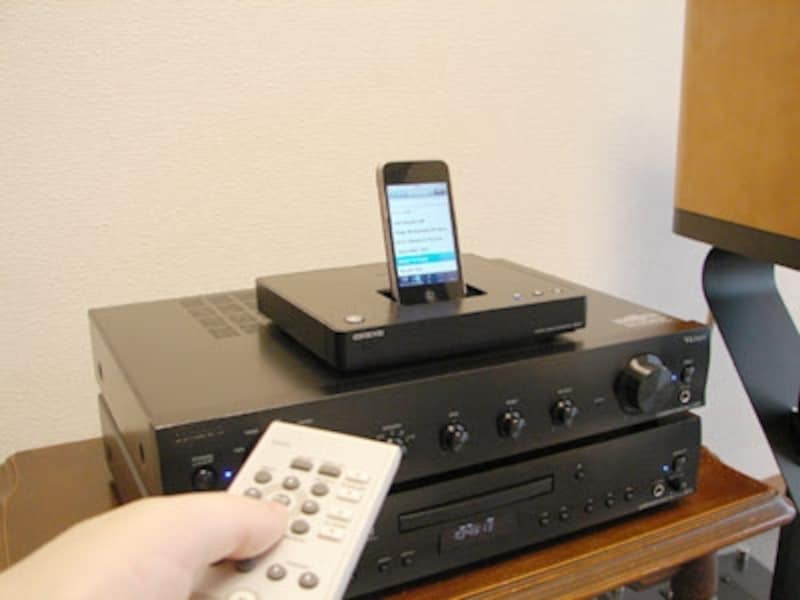 アンプ「A-5VL」のリモコンでiPodの選曲操作が可能。undefinedND-S1にもリモコンが付属しているが、リモコンを持ち替えなくて良いので便利。