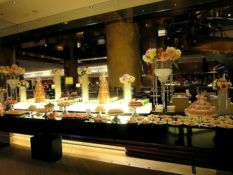 エントランス付近のブッフェ台