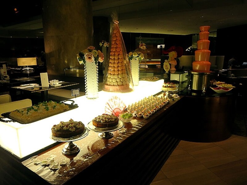 奥のブッフェ台