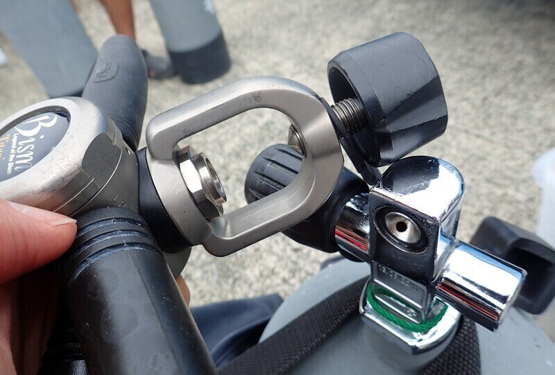 タンクのバルブとレギュレーターがぴったりとつくようにセットします。