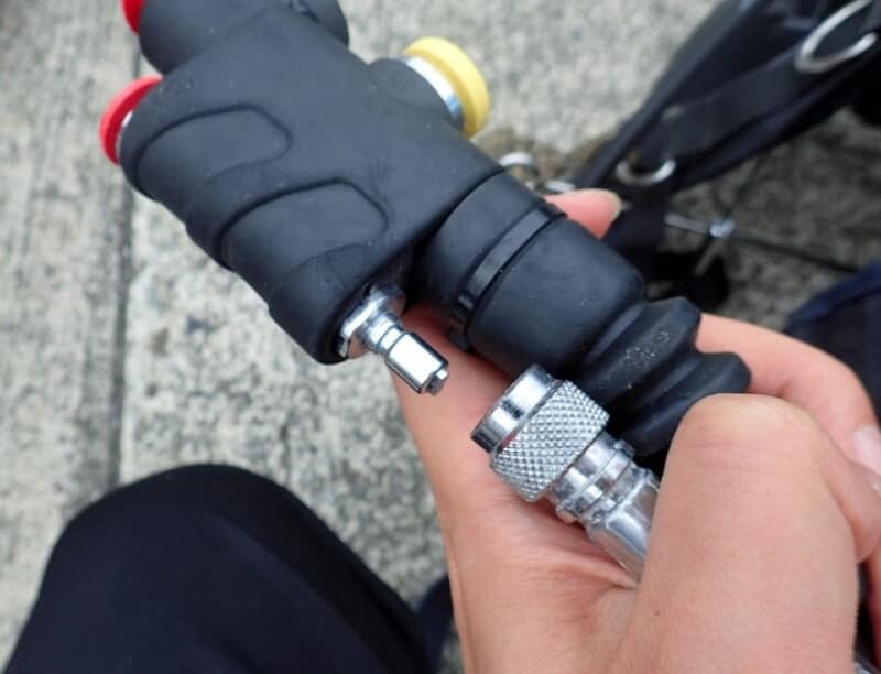 BCDのパワーインフレーターに中圧ホースをセット。これで、タンクの空気をBCDの中に送り込み、水中での浮力調整が可能になります。