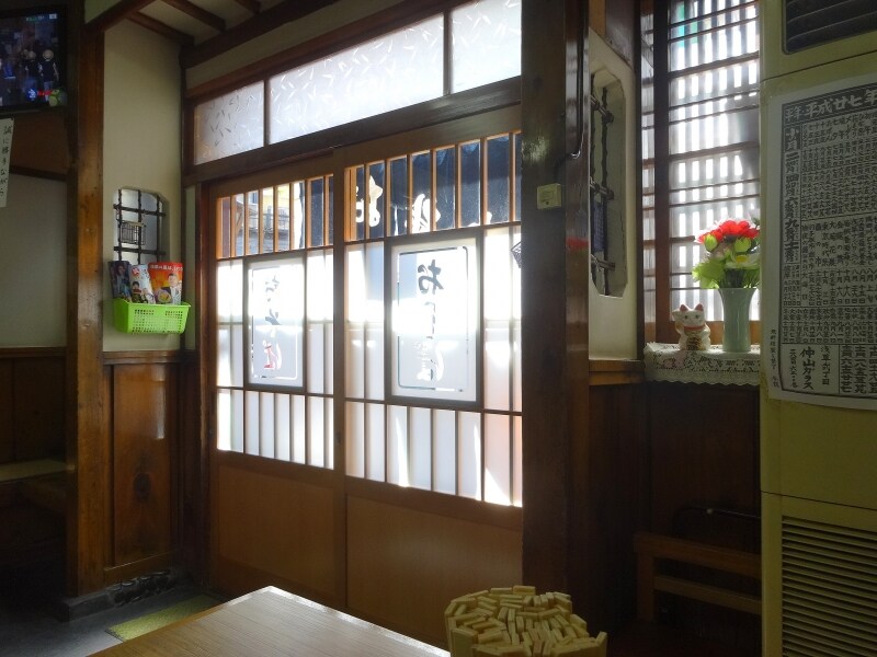 歴史を感じるけれど小綺麗な店内