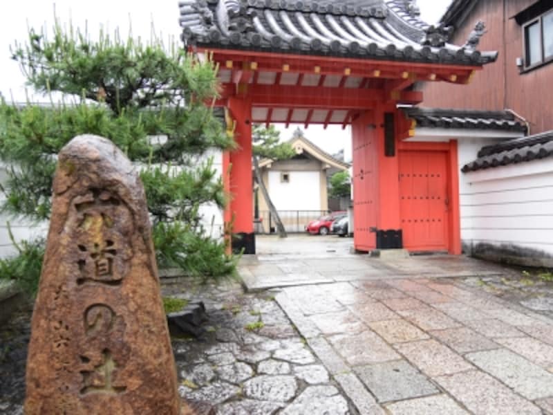 六道珍皇寺門前の「六道の辻」の石碑