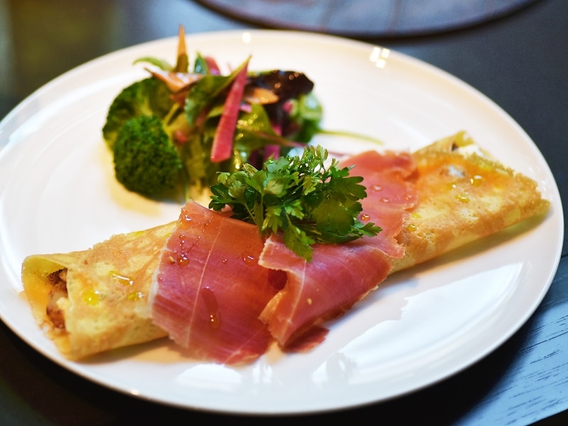 [クレープ タルトフランベ]1600円 ジャンボン ド ビゴール または ハモン・セラーノ／小玉葱のロースト／クレームエペス／じゃがいも