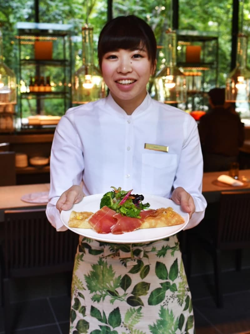 スタッフの制服のエプロンにも、森の植物のモティーフ。