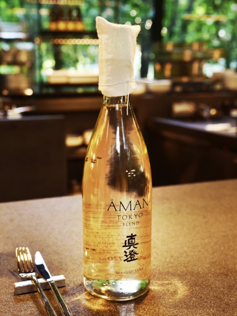 アマン東京オリジナルの日本酒はライトでフルーティー。樽から提供される。