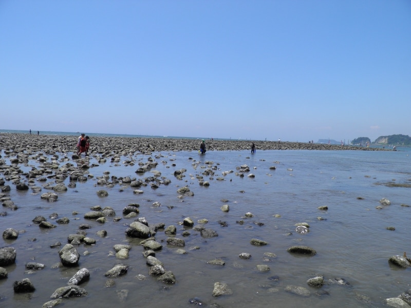 材木座の海。左手に和賀江島が見える