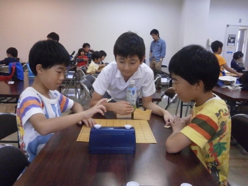 対局をする子ども達