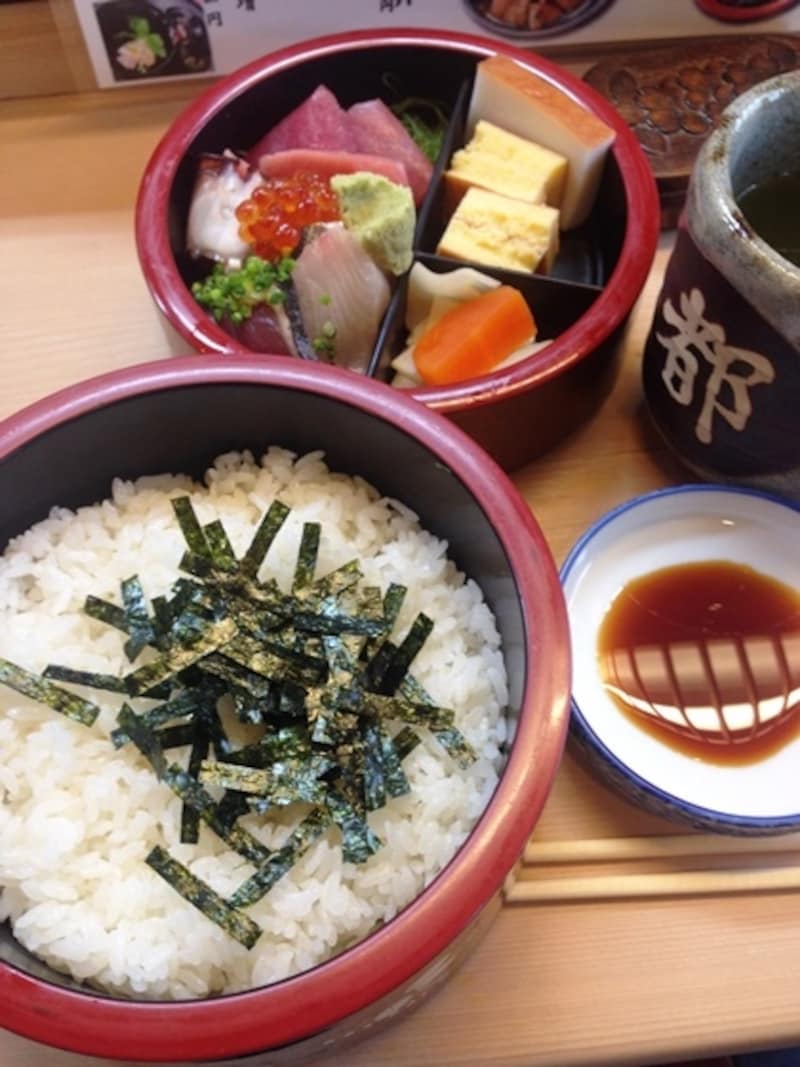 下段の桶には海苔かけの酢飯