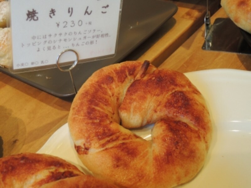 りんごの芯つき。形が可愛い「焼きりんご」