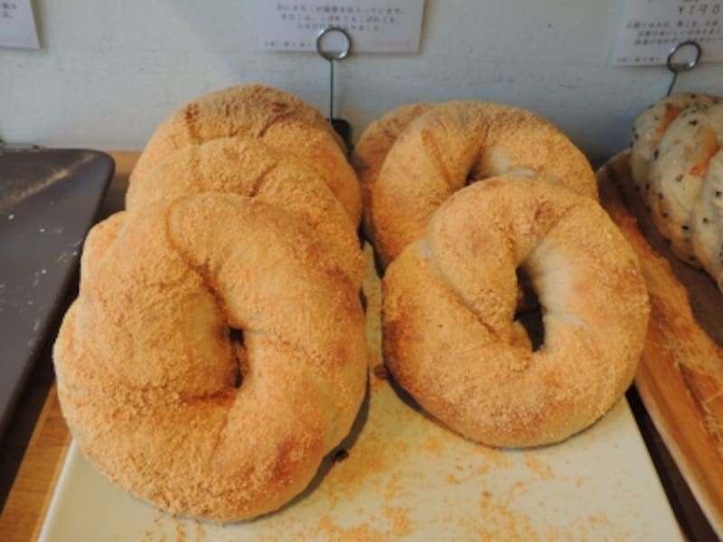 きなこが限界までたっぷり練り込まれたベーグルも