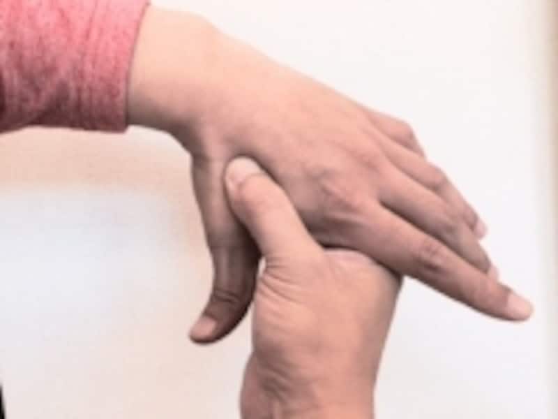 左右の合谷を圧してみましょう