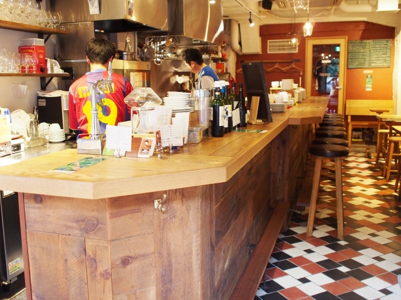 店の中央となる長いカウンター、入り口側はスタンディングスペース