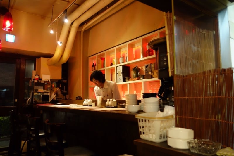 カウンター席もあり、ひとりでも気軽に入れる店内