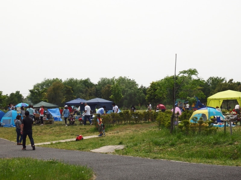 キャンプ気分のバーベキュー場