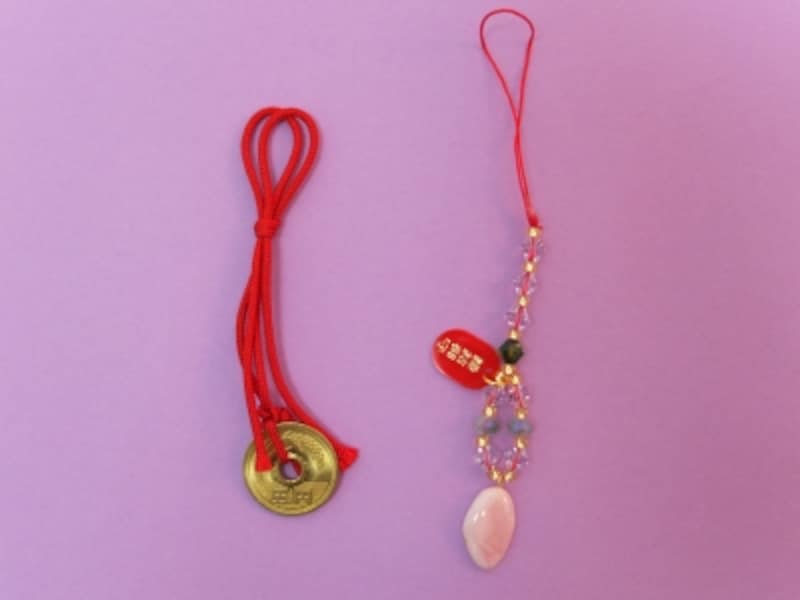 『さくら貝御守』。御守りと一緒に授与される五円玉を「縁結び石」のしめ縄に結びつけると、さらにご利益アップ！