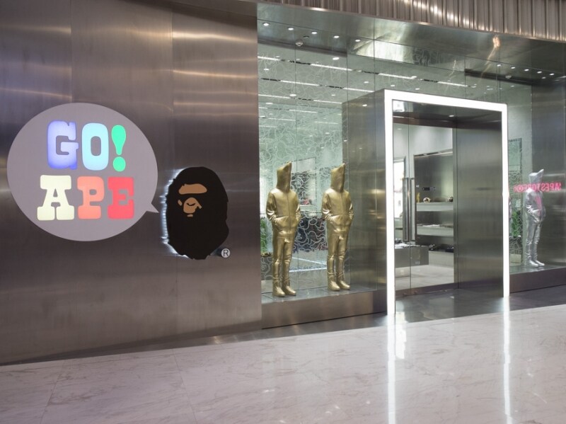 「A Bathing Ape」undefinedWATERHALL M階  限定グッズの発売日には行列も!