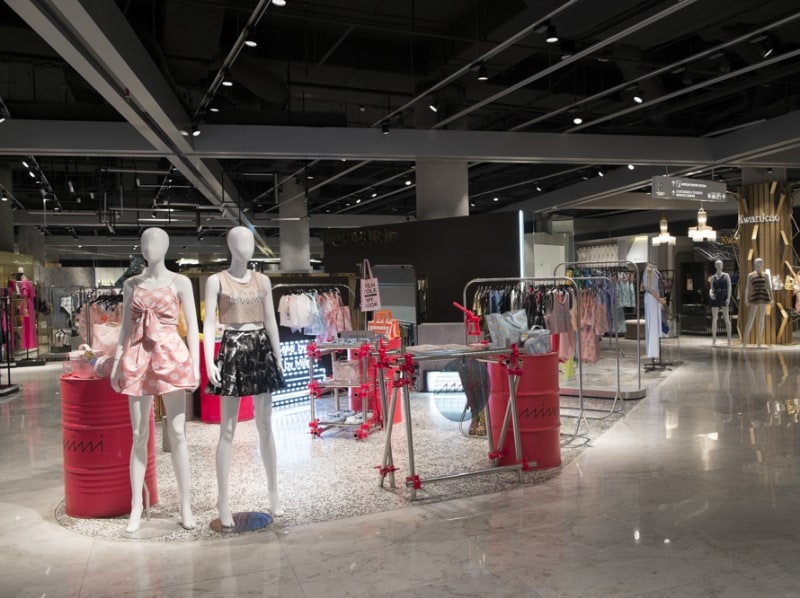 タイデザイナーズブランドを集めたフロアundefined「QRATOR (WATERHALL 2階)」は、外国人観光客やファッションバイヤーが多く訪れる