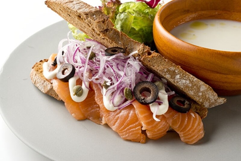 サーモンマリネとクリームチーズのライ麦サンド&サラダ
