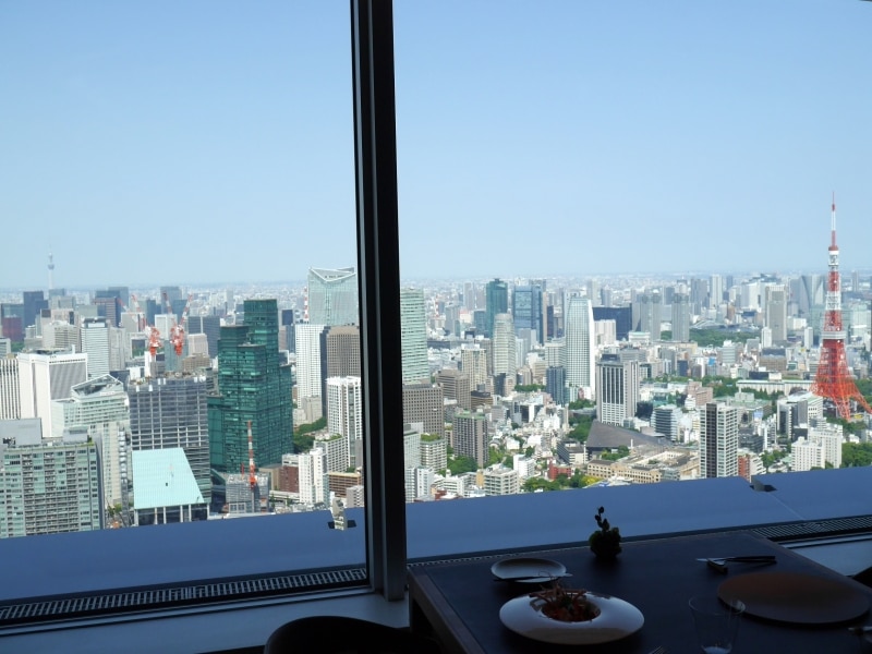 窓から見える東京タワーとスカイツリー