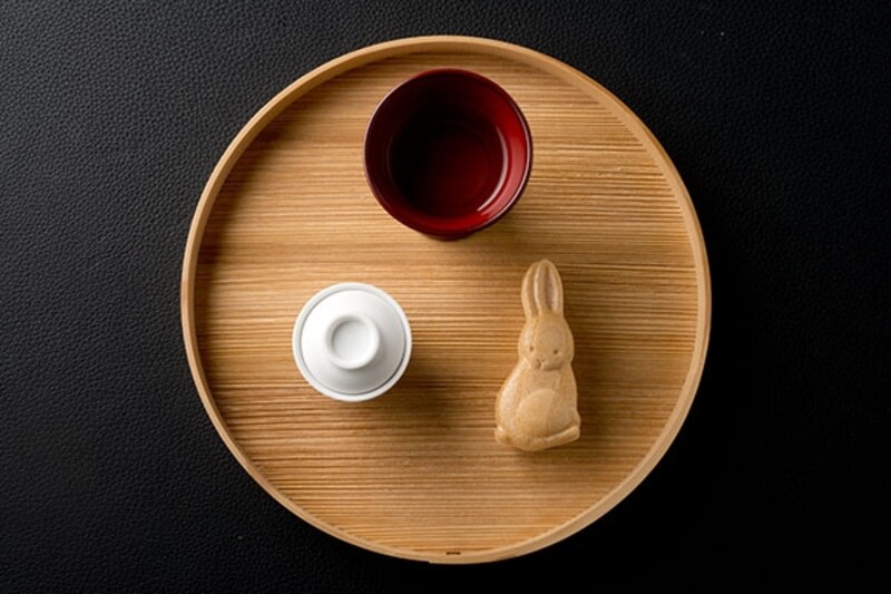 丸盆にセットされている「月見」