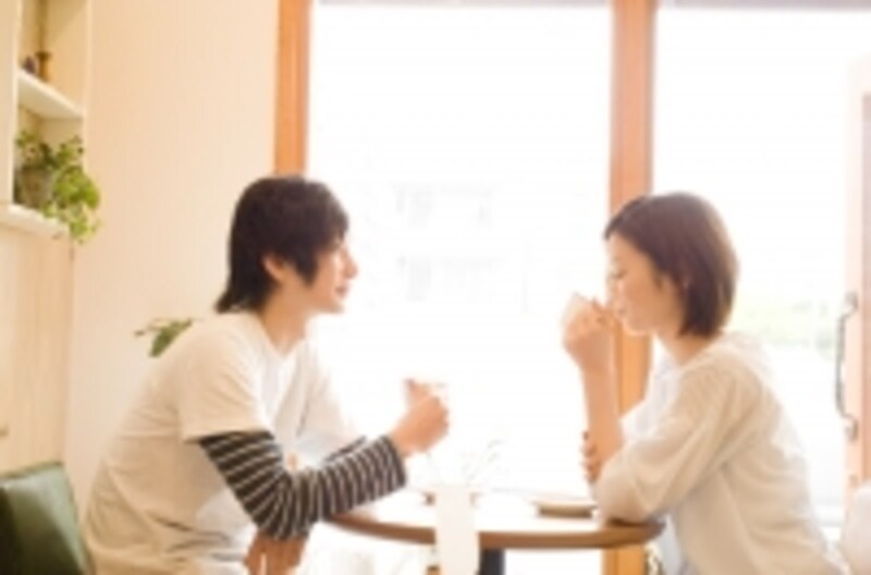向き合って話す男女