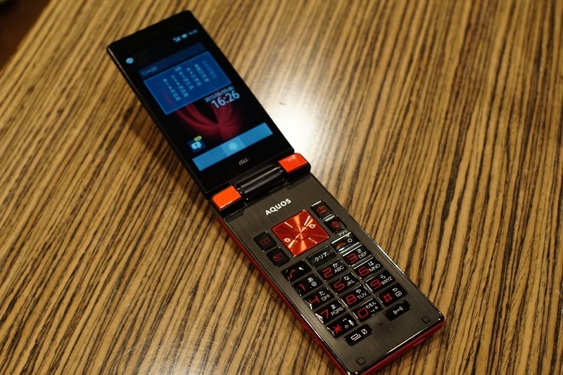 「AQUOS K SHF31」。折り畳み型の携帯電話スタイルです。