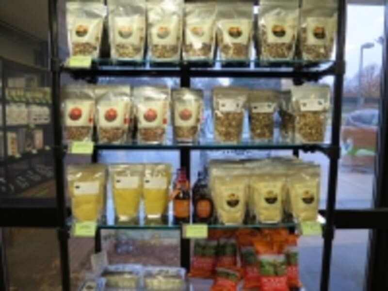 全て無添加、グルテンフリーの様々なパレオダイエット食品がずらりと並ぶ店内