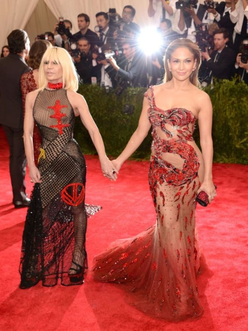 Donatella Versace（左）undefinedJennifer Lopez（右）