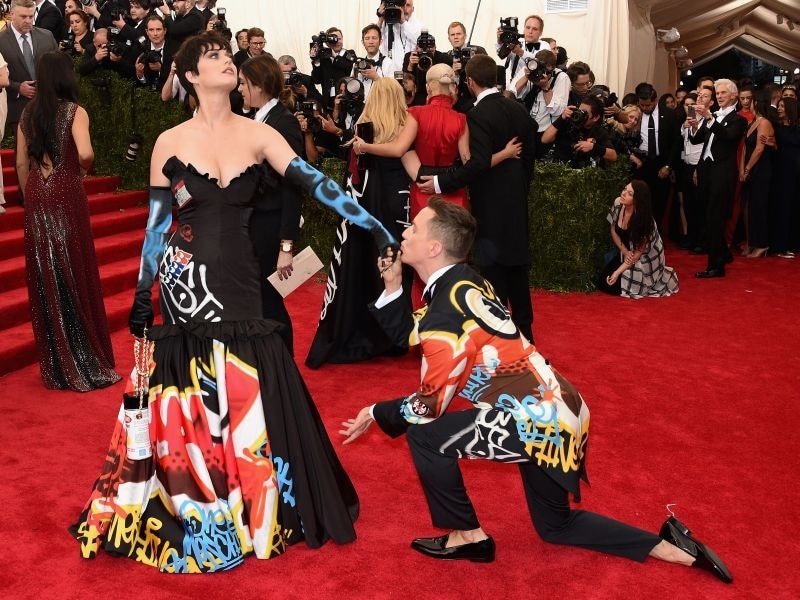 Katy Perry (左)undefined Jeremy Scott(右)