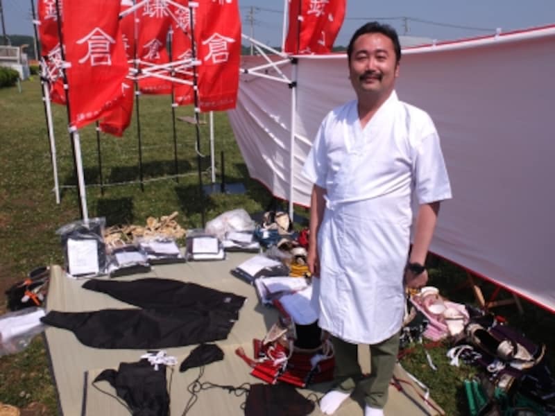 私服の上から、まずは、白い小袖(こそで)を着る