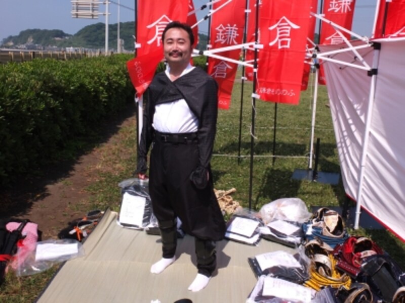 篭手、袴、足袋、脛当てを装着