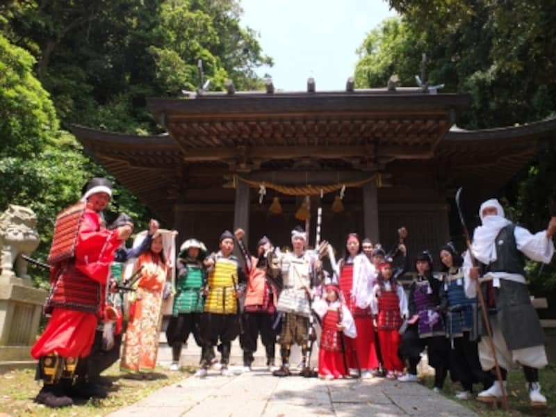甘縄神明神社社殿前で記念撮影
