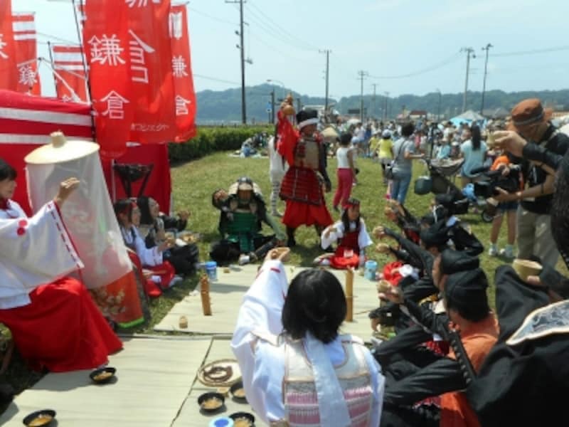 乾杯時には、ますます栄えよという意味の「弥栄(いやさか)」と発声。お酒は濁酒(どぶろく)とハチミツ酒が供された。撮影:榊 昭一