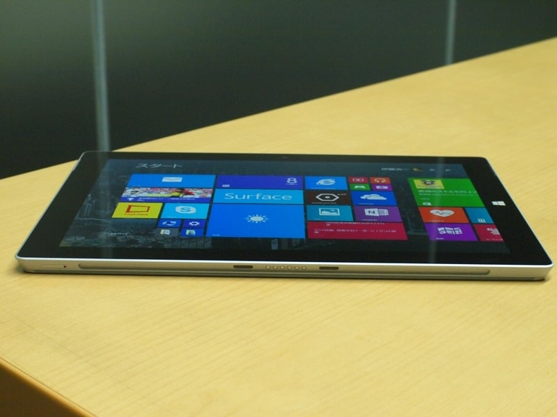 本体下部にはタイプカバー接続端子とSIMスロット