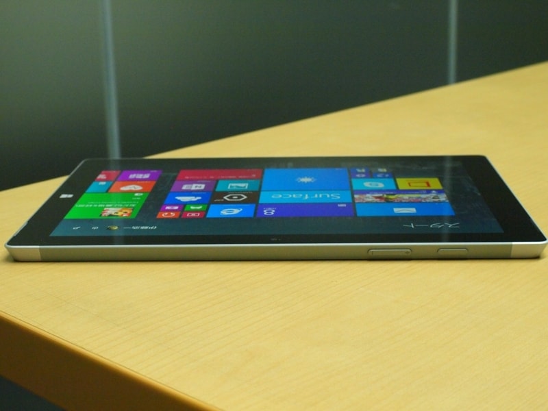 本体上部に電源ボタンと音量ボタン。