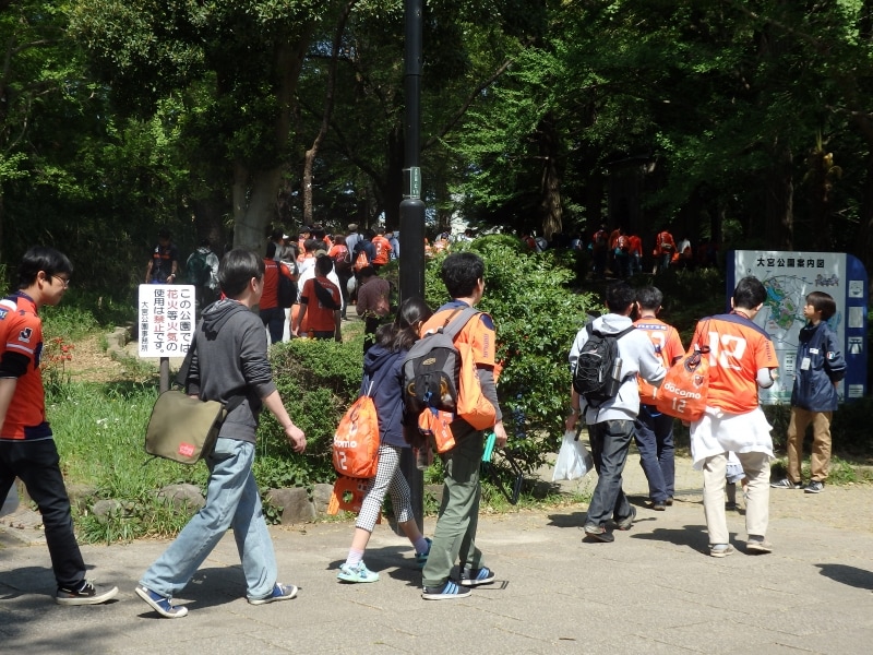 大宮公園から綺麗な列を作ってスタジアムに向かうアルディージャサポーター