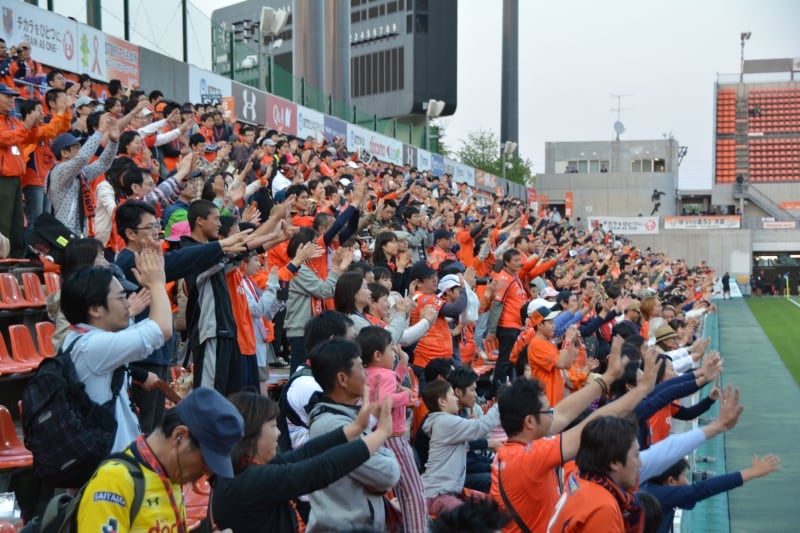 指定席をゲットしたアルディージャサポーターで埋まるバックスタンド