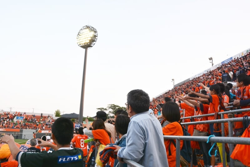 ゴール裏からせり上がるサイドスタンド