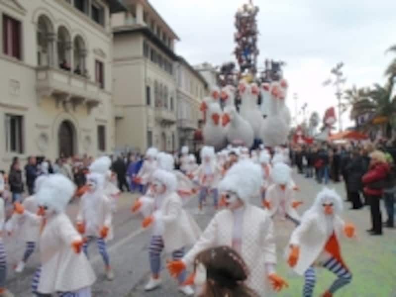 明るく大らかなイタリア人。パスポートチェックも大らか?! （写真はカーニバルの様子）