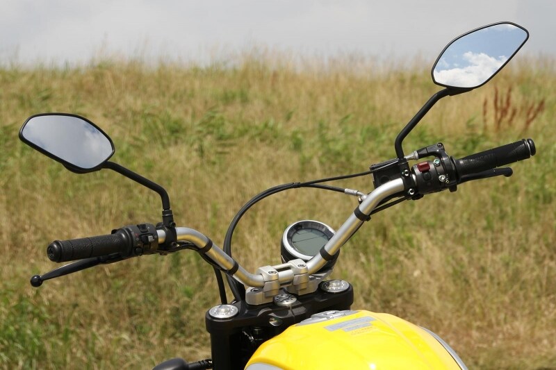 独特の形状をしたハンドルバー。実際にまたがると、意外なほどシートやステップとの相性がよく、しっくりくるポジションに