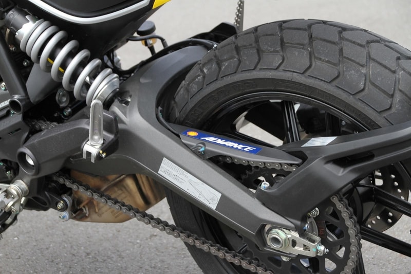 ドゥカティのスーパースポーツモデル パニガーレにも見られるスイングアームとモノショック。メーカーとしてのノウハウが反映されている
