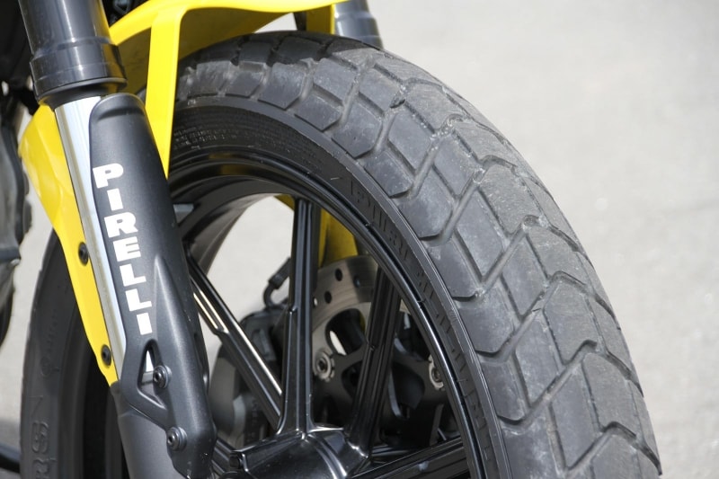 同じく専用設計のホイールに専用タイヤが備わる。スクランブラーに対する意気込みが感じられる