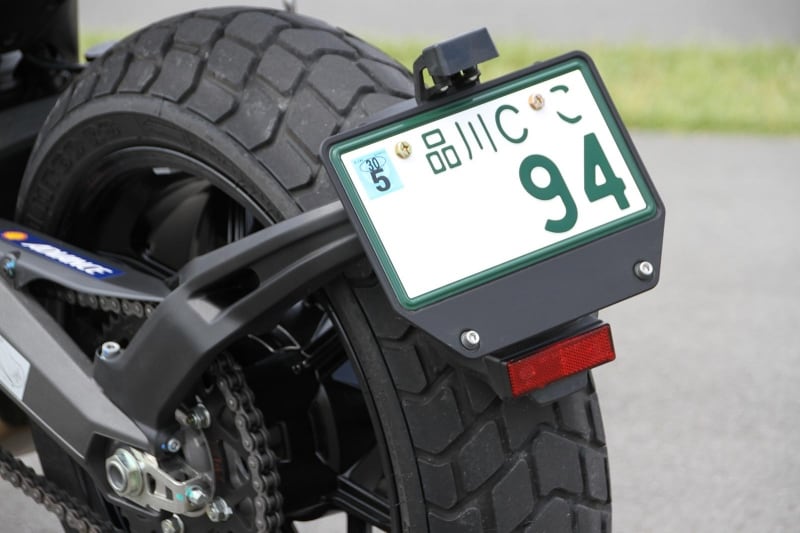 ナンバープレートの位置はここ。リアタイヤ幅は180mmとスポーツバイク級に太い