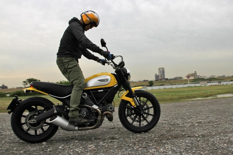 砂利道でも抜群の安定感を発揮。ちょっとした未舗装路なら全然怖くない